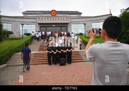 (190613) - YUDU, Juni 11, 2019 (Xinhua) - die Besucher werden vor einem Memorial Hall Kennzeichnung der Abreise der Lange Marsch durch die Zentrale rote Armee in Yudu County, im Osten der chinesischen Provinz Jiangxi, 20. Mai 2019 gesehen. Yudu ist der Ausgangspunkt für den langen Marsch, eine militärische Manöver durch die chinesischen Arbeiter und Bauern" Rote Armee von 1934 bis 1936 durchgeführt. China hat eine Aktivität, die Journalisten, die Route der Lange Marsch zum retrace gestartet. Die Aktivität wird bei einer Hommage an die revolutionären Märtyrer und die Weitergabe der Traditionen der Revolution, wie das Land die feiert Stockfoto