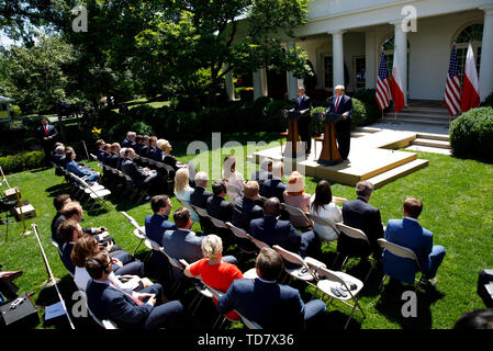 Washington DC, USA. 12 Juni, 2019. Us-Präsident Donald Trump nimmt an einer gemeinsamen Pressekonferenz mit Besuch der polnische Präsident Andrzej Duda im Rosengarten des Weißen Hauses in Washington, DC, USA, am 12. Juni 2019. Das Weiße Haus erklärte am Mittwoch, dass die Vereinigten Staaten 1.000 zusätzliche Truppen nach Polen bereitstellen würden, eine Bewegung, die Sicherheitsbedenken von Russland ansprechen könnte. Credit: Ting Shen/Xinhua/Alamy leben Nachrichten Stockfoto