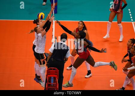 Stuttgart, Deutschland. 13. Juni, 2019. STUTTGART, DEUTSCHLAND, 13.06.2019 - VOLLEYBALL NATIONEN LIGA: Lance Durante la Partida entre Belgica e Republica Dominicana a Disfrutar para la Volleyball Nationen Liga, en Stuttgart, Deutschland. (Foto: Bruno de Carvalho/Cordon Drücken) Credit: CORDON PRESSE/Alamy leben Nachrichten Stockfoto