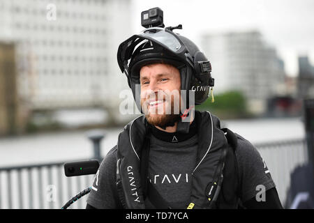 London, Großbritannien. 13. Juni 2019. Richard Browning der Gründer und Chief Test Pilot der Schwerkraft Industrien und 'real life Iron Man "Vorschauen ihre Race Serie Konzept bei Royal Victoria Docks, East London, während London Tech Woche 2019, vor dem Start von Schwerkraft Industries' International Race Serie Anfang 2020. Schwerkraft Branchen sind die Designer, Bauherren und Piloten der weltweit erste patentierte Jet Anzug, Pioniergeist, eine neue Ära des menschlichen Fluges. Credit: Stephen Chung/Alamy leben Nachrichten Stockfoto