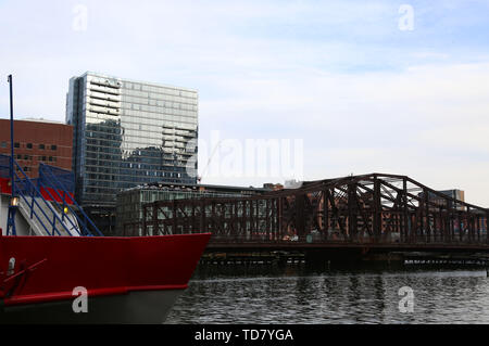 Boston, Massachusetts, USA. 14 Apr, 2019. Northern Avenue Bridge im Seaport District von Boston. Credit: Katrina Kochneva/ZUMA Draht/ZUMAPRESS.com/Alamy leben Nachrichten Stockfoto