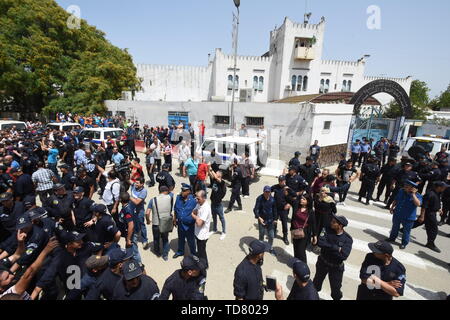 Algier. 13. Juni, 2019. Algerische Volk sammeln außerhalb El Harrach Gefängnis in Algier, Algerien, am 13. Juni 2019. Die algerischen Obersten Gericht am Donnerstag hielt der ehemalige Premierminister Abdelmalek Sellal in Untersuchungshaft über Korruptionsvorwürfe, staatliche ENTV berichtet. Quelle: Xinhua/Alamy leben Nachrichten Stockfoto