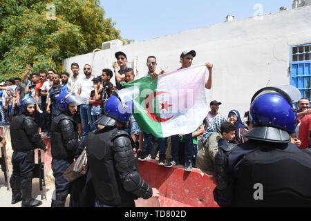 Algier. 13. Juni, 2019. Algerische Volk sammeln außerhalb El Harrach Gefängnis in Algier, Algerien, am 13. Juni 2019. Die algerischen Obersten Gericht am Donnerstag hielt der ehemalige Premierminister Abdelmalek Sellal in Untersuchungshaft über Korruptionsvorwürfe, staatliche ENTV berichtet. Quelle: Xinhua/Alamy leben Nachrichten Stockfoto