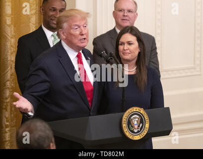 Washington, District of Columbia, USA. 13. Juni, 2019. Präsidenten der Vereinigten Staaten Donald J. Trumpf kündigt die Abreise der Pressesprecher des Weißen Hauses, Sarah Huckabee Sanders, als Er macht Erläuterungen Leistungen seiner Regierung auf Zweite Chance Einstellung und Personalentwicklung im East Room des Weißen Hauses in Washington, DC am Donnerstag, Juni 13, 2019 Credit Hervorhebung: Ron Sachs/CNP/ZUMA Draht/Alamy leben Nachrichten Stockfoto