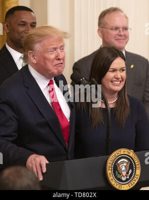 Washington, District of Columbia, USA. 13. Juni, 2019. Präsidenten der Vereinigten Staaten Donald J. Trumpf kündigt die Abreise der Pressesprecher des Weißen Hauses, Sarah Huckabee Sanders, als Er macht Erläuterungen Leistungen seiner Regierung auf Zweite Chance Einstellung und Personalentwicklung im East Room des Weißen Hauses in Washington, DC am Donnerstag, Juni 13, 2019 Credit Hervorhebung: Ron Sachs/CNP/ZUMA Draht/Alamy leben Nachrichten Stockfoto