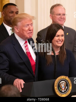 Washington, Vereinigte Staaten von Amerika. 13. Juni, 2019. Präsidenten der Vereinigten Staaten Donald J. Trumpf kündigt die Abreise der Pressesprecher des Weißen Hauses, Sarah Huckabee Sanders, als Er macht Erläuterungen Leistungen seiner Regierung auf Zweite Chance Einstellung und Personalentwicklung im East Room des Weißen Hauses in Washington, DC am Donnerstag, 13. Juni 2019 hervorgehoben. Credit: Ron Sachs/CNP | Verwendung der weltweiten Kredit: dpa/Alamy leben Nachrichten Stockfoto