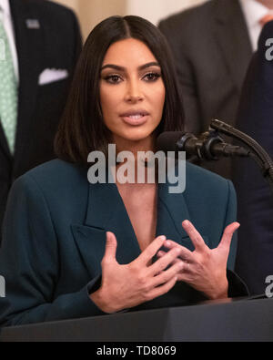 Washington, Vereinigte Staaten von Amerika. 13. Juni, 2019. Kim Kardashian West spricht während United States President Donald J. Trumpf Erläuterungen Leistungen seiner Regierung auf Zweite Chance Einstellung und Personalentwicklung im East Room des Weißen Hauses in Washington, DC am Donnerstag, 13. Juni 2019 hervorgehoben. Credit: Ron Sachs/CNP | Verwendung der weltweiten Kredit: dpa/Alamy leben Nachrichten Stockfoto