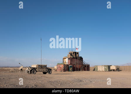 Dahlke, Afghanistan. 16 Okt, 2018. Die wichtigsten Air Traffic Control Tower in Dahlke in Afghanistan. Der Turm wurde von den Fluglotsen mit verschiedenen Containern gebaut. FOB (Forward Operating Base) Dahlke ist eine neue strenge US Army Base, ab Frühjahr 2018 in Afghanistan, die mit einer großen Präsenz von Soldaten aus Die 101 Combat Aviation Brigade begann. Dahlke ist strategisch etwa 60 Meilen südlich von Kabul entfernt. Jede Art von Unterstützung aus der Luft Mission ist es von hier aus tun, von medevac zu versorgen zu bekämpfen. Dahlke wurde von Grund auf im vergangenen Jahr von den Soldaten gebaut Statio Stockfoto