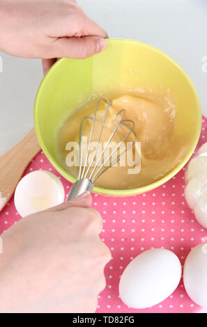 Rühren, Eier isoliert auf weißem Stockfoto