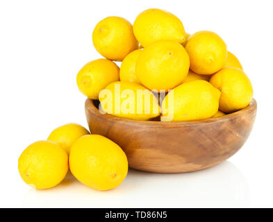 Reife Zitronen in Schale isoliert auf weißem Stockfoto