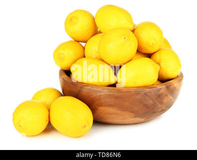 Reife Zitronen in Schale isoliert auf weißem Stockfoto