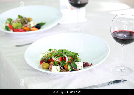 Griechischer Salat auf weiße Platte, Nahaufnahme Stockfoto