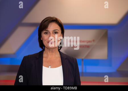 Sandra Maischberger in ihrer ARD-Talkshow "aischberger. die Woche" im WDR-Studio BS 3. Köln, 12.06.2019 Stockfoto