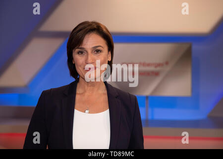 Sandra Maischberger in ihrer ARD-Talkshow "aischberger. die Woche" im WDR-Studio BS 3. Köln, 12.06.2019 Stockfoto