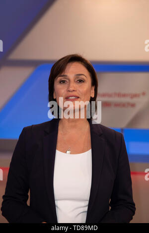 Sandra Maischberger in ihrer ARD-Talkshow "aischberger. die Woche" im WDR-Studio BS 3. Köln, 12.06.2019 Stockfoto