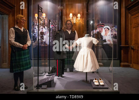 Wardens Carol Schrender (links) und Catriona Bellis einen genaueren Blick auf die Hochzeit Ausstattungen von Prince George und Prinzessin Charlotte, die in einer speziellen Ausstellung 'eine königliche Hochzeit: der Herzog und die Herzogin von Sussex", die auch mit einer Anzeige der Hochzeit Ausstattungen Ihren Königlichen Hoheiten' im Palast von Holyroodhouse in Edinburgh getragen. Die Ausstellung wird für die Öffentlichkeit geöffnet am Freitag, den 14. Juni 2019. Stockfoto