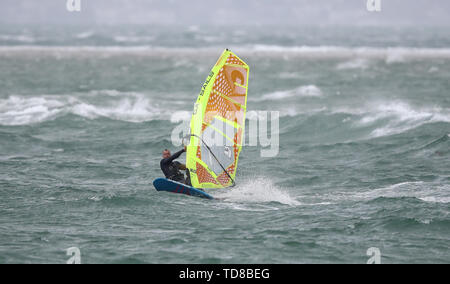 Ein Wind surfer nutzt die starken Winde aus West Beach auf Hayling ...