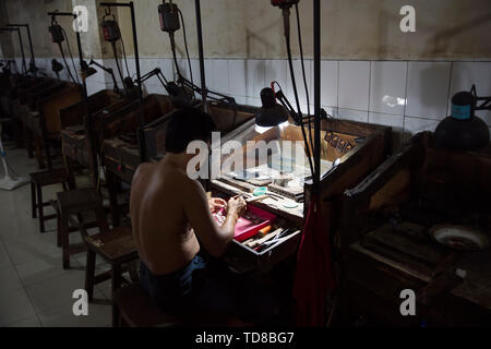 BALI, Indonesien - Januar 27, 2019: unbekannter Mann in Silber Schmuck Werk in Bali, Indonesien. Balinesische Silberarbeiten ist Teil eines alten Stockfoto