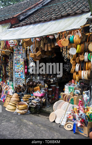 BALI, Indonesien - Januar 26, 2019: Blick auf traditionelle Kunst makert in Ubud auf Bali, Indonesien. Es gibt viele Märkte in Bali Wo kann boug werden Stockfoto