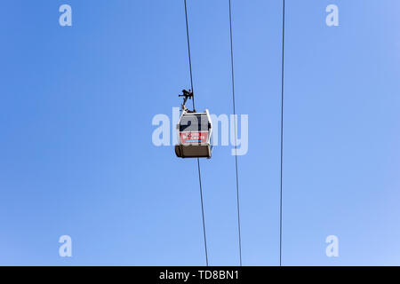 Tiflis, Georgien - April 29, 2019: Blick auf Luftseilbahn in Tiflis, Georgien. Im Jahr 2012 eröffnet, eine Seilbahn verbindet Rike Park auf der linken Seite. Stockfoto