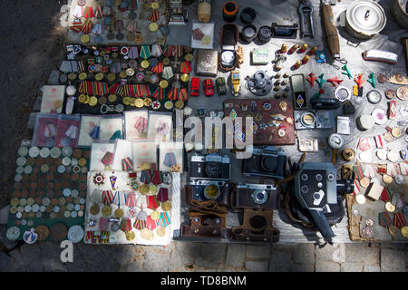 Tiflis, Georgien - Mai 3, 2019: alte sowjetische Abzeichen, Orden und Medaillen auf der trockenen Brücke Markt in Tiflis, Georgien verkauft. Es ist eine alltägliche open-air-fle Stockfoto