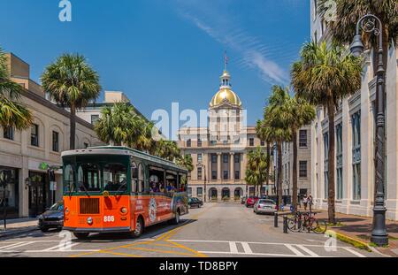 Savannah Tour Bus und Rathaus Stockfoto