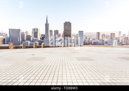 Leere Marmorboden mit cityscap und Skyline von San Francisco Stockfoto