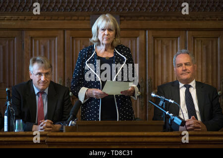 Dame Cheryl Gillan mit Charles Walker (links) und Bob Blackman (rechts) liest die Ergebnisse der im ersten Wahlgang der Tory Führung Abstimmung im Parlament in Westminster, London. Stockfoto