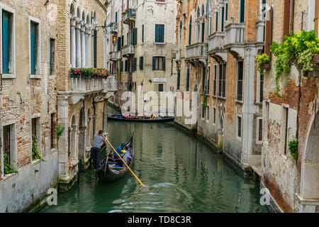 Venedig, Italien, 26. MAI 2019: Nicht identifizierte Personen an der traditionellen Gondeln im Kanal in Venedig, Italien. Am 17. und 18. Jahrhundert Es wurde geschätzt, Stockfoto