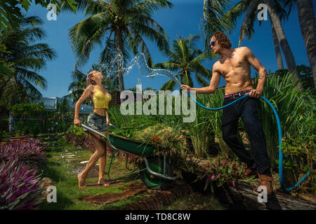 Paar Spaß im Garten Stockfoto