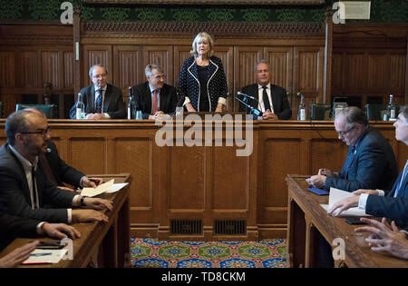 Dame Cheryl Gillan (Mitte) mit Charles Walker (Mitte links) und Bob Blackman (Mitte rechts) liest die Ergebnisse der im ersten Wahlgang der Tory Führung Abstimmung im Parlament in Westminster, London. Stockfoto
