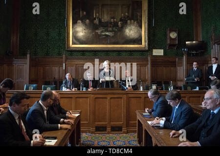 Dame Cheryl Gillan (Mitte) mit Charles Walker (Mitte links) und Bob Blackman (Mitte rechts) liest die Ergebnisse der im ersten Wahlgang der Tory Führung Abstimmung im Parlament in Westminster, London. Stockfoto