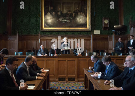 Dame Cheryl Gillan liest die Ergebnisse der ersten Wahlgang mit Geoffrey Clifton-Brown (links) Charles Walker (2. links) und Bob Blackman (rechts) in die Tory Führung Abstimmung im Parlament in Westminster, London. Stockfoto