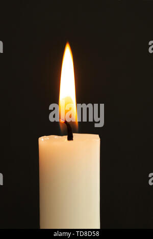 Brennende Kerze Licht schließen bis auf schwarzem Hintergrund Stockfoto