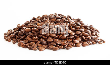 Stapel von Kaffeebohnen auf weißem Hintergrund. Schließen Sie herauf Bild. Stockfoto