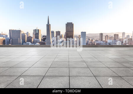 Leere Marmorboden mit cityscap und Skyline von San Francisco Stockfoto