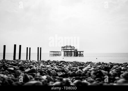 Schwarz-weiß Foto von der West Pier in Brighton. Die Rahmenbedingungen, die Struktur der alten Pier nach einem Brand. Stockfoto