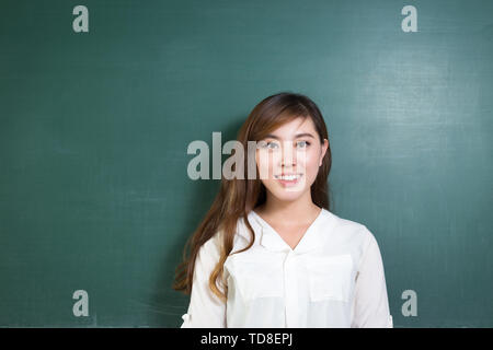 Asiatische schöne Frau stand vor der Tafel mit Geste Stockfoto