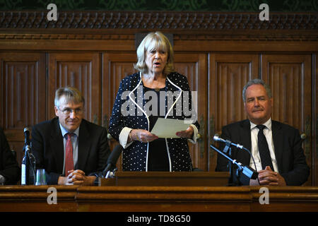 Dame Cheryl Gillan mit Charles Walker (links) und Bob Blackman (rechts) liest die Ergebnisse der im ersten Wahlgang der Tory Führung Abstimmung im Parlament in Westminster, London. Stockfoto