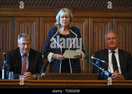 Dame Cheryl Gillan mit Charles Walker (links) und Bob Blackman (rechts) liest die Ergebnisse der im ersten Wahlgang der Tory Führung Abstimmung im Parlament in Westminster, London. Stockfoto