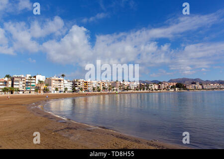 Strand Puerto de Mazarron Murcia, Spanien mit blauem Himmel und Meer Stockfoto