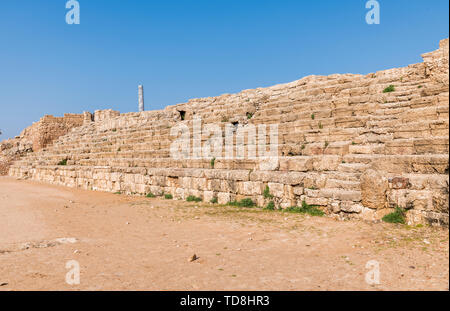 Fragment des alten Tribünen von der Arena in die zerstörte Stadt von Cäsarea in Israel Stockfoto