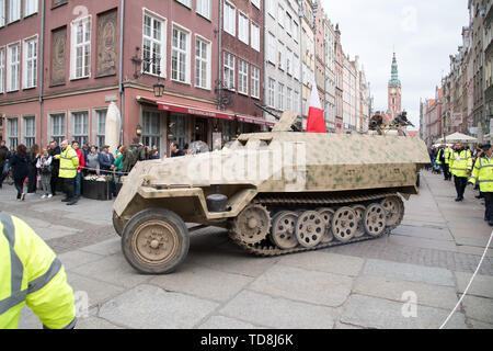 Wiederaufbau des WWII German Sd.Kfz. 251 gepanzerten Auto bei der Siegesparade in Danzig, Polen. 11. Mai 2019. In den frühen Tagen des Warschauer Aufstands Stockfoto