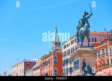 Denkmal für Vittorio Emanuele II (1887, von Ettore Ferrari) auf Riva Degli Schiavoni in Venedig, Italien Stockfoto