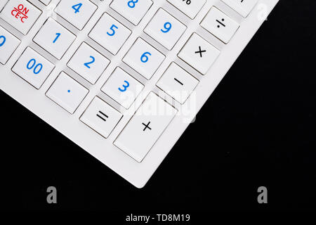 Taschenrechner auf schwarzem Hintergrund Stockfoto