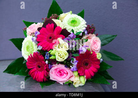 Schönen Blumenstrauß mit Rosen und Gerbera, astras, Daisy. Stockfoto