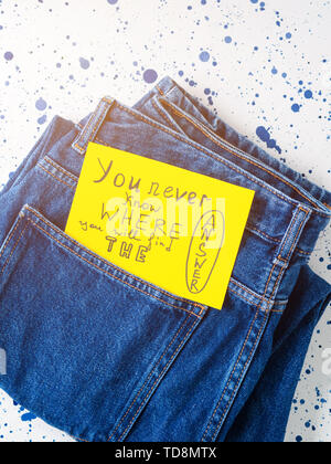 Jeans Tasche mit inspirierenden Zitat Karte auf gelben Hintergrund. Sie wissen nie, wo sie die Antwort finden. Selbstmotivation. Stockfoto