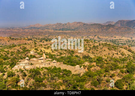 Ein Blick auf die Jain Tempel und Landschaft aus dem 15. Jahrhundert Hill Fort von Kumbhal in Udaipur, Indien Stockfoto