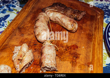 Fleisch vom Grill Grill Chorizo Wurst auf einem Holzbrett. Deutsches Essen. Stockfoto