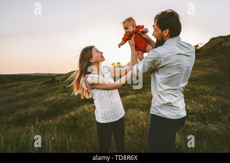 Happy Family wandern mit Kleinkind Baby outdoor Mutter und Vater Eltern Lifestyle Reisen Sommerferien zusammen Stockfoto